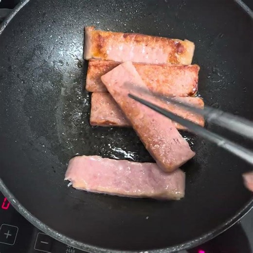스팸 이래 구워먹는 사람 봄? ㅋㅋ 가지런히 오와열 정렬 편집증 결벽증 정병 정신병 노노해 예뻐서 굽다가 찍는것도 흠좀무 심심해서 하다하다 이것저것 추석선물 냉털! 밥 반찬 햄