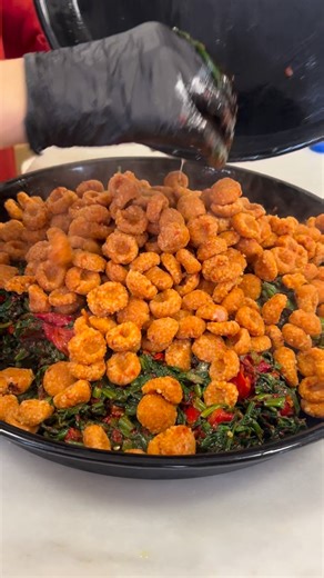 Semra Gedik on Instagram: "ISPANAKLI FELLAH KÖFTESİ Malzemeler: • 2,5 su bardağı ince bulgur • 1 su bardağı irmik • ½ su bardağı un • 1 silme tatlı kaşığı kimyon • Yarım yemek kaşığı biber salçası • Tuz • Kıvam alana kadar azar azar su Hazırlanışı: Bulgur, irmik, salça, kimyon ve tuzu tepsiye alın. 1 çay bardağı ılık su ekleyip çiğ köfte gibi yoğurun. Azar azar su ekleyerek yaklaşık 15 dakika yoğurmaya devam edin. Ardından unu ve biraz su ekleyip tekrar yoğurun. Hamur orta yumuşaklıkta, macun kı