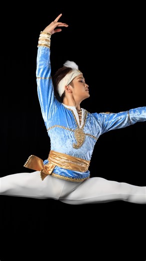 Takayuki Moriwaki / 森脇崇行 on Instagram: "Getting ready for the BAYADERE🇮🇳 ・ ・ ・ ・ ・ 3幕から少し👀 #谷桃子バレエ団 #新春公演 #バヤデール #ソロル #東京文化会館 #森脇崇行 #bayadere #solor"