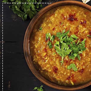 Dale un sabor diferente a tu preparación con esta deliciosa receta de lentejas criollas, en la Olla de Presión Digital Multicooker B D. Aquí te enseñamos el paso a paso, para que sorprendas a tu familia. #CocinandoEnCasa #HazloConBlackAndDecker #TodosSomosBlackAndDecker Ingredientes: 200 gr de lentejas 30 gr de cebolla 2 unidades de chorizo 70 gr de tomate 1 pimentón 15 gr de paprika Sal y pimienta al gusto Caldo de vegetales 80 gr de tocneta 18 gr de cilantro 20 gr de ajo 15 cc de aceite Pasta 