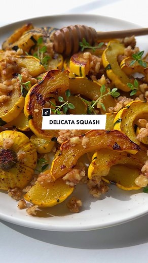 How to Make Roasted Delicata Squash With a Honey Walnut Topping #delicata #squash #easyrecipe #delicatasquash ✨You can find the full printable recipe with tips and directions linked in my bio or on my website. Search for “Squash” in the search tab, it will pop right up 🖥 www.themodernnonna.com