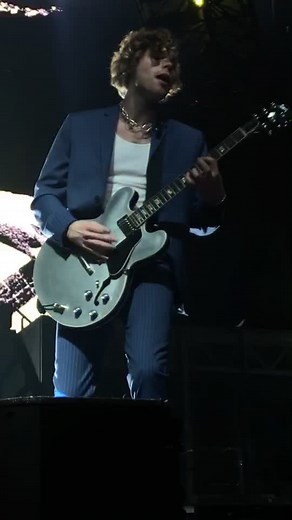 teeth live is an out of body experience i can’t wait to hear it live again soon :’) @5sos #5sos #thechainsmokers #concert #wwjtour #foryou #fyp