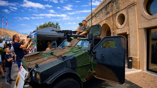 Pameran militer terbuka di Marseille