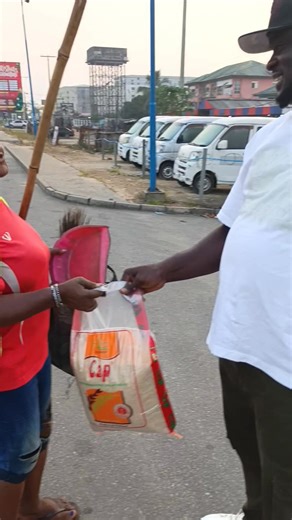 19th December, 2025 You can see the smiles on the face of the sweeper as the Chairman of Bayelsa State Environmental Sanitation Authority, High Chief Timothy Diekivie Itiedu, on his unannounced routine inspection gifted her with 10kg rice as she was on her duty post working as to encourage and motivate her in the spirit of the yuletide season. God bless the Honourable Chairman for his kind gesture! | Tony Adams