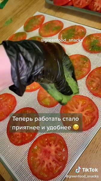 Fresh Tomato Processing: Slicing and Arranging Clips