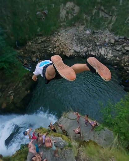 1.6M views · 5.3K reactions | スーパーマンとスーパーカメラマン 隸‍♂️ 欄  プロスタントマンRomain Wizzyの27メートルダイブをFlorian TissierがFPVでとらえる！ GoProアワード受賞作。 GoPro.com/Awards | GoPro | Facebook