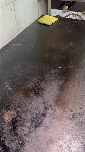 Making of Chicken Poricha Parotta 😍 For more content @ooru_suthalaama ❤️ Food by @azees_bhai_kadai 🤙🏼 #oorusuthalaama #foodblogger #foodies #foodreels #making #parotta #chicken Food, making, Parotta, chicken, food reels, foodie, love | Ooru Suthalaama