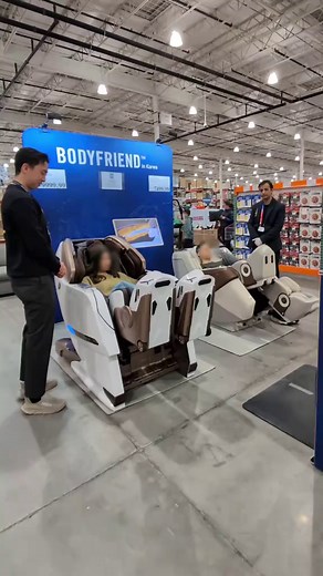 New roadshow at Costco Canada! 🇰🇷's top massage chair brand @bodyfriend.ca 4D Massage Chairs are at Costco Markham East right now for a limited time — and yes, you can get a FREE 10-minute massage to try out each chair. Featuring Bodyfriend’s flagship 4D massage chairs: 🤍 Phantom ROVO in white 🌰 Falcon SV in a beautiful walnut finish with an S&L track and genuine leather The Falcon SV is also the only massage chair rated “Top Pick” on Costco.ca that you can test in person 🏆 Plus, Costco mem