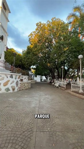 Usulután El Salvador Iglesia y parque central un lugar tranquilo y hermoso para visitar
