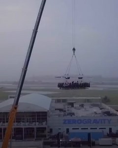 Dit is nog eens dineren op hoge hoogtes: op 50 meter hoogte kun je een hapje eten in Dinner in the Sky met uitzicht op Dubai's Jumeirah Beach Residence (JBR)🤩. Durf jij dit unieke diner aan en wie neem je mee? http://bit.ly/2sq1cRR #VisitDubai | Visit Dubai - Bezoek Dubai