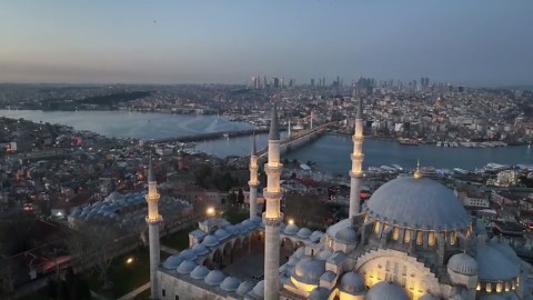 Masjid Biru Istanbul: Pemandangan Kubah dan Menara dari Drone