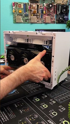 Big graphics card in the LianLi Q58 mini ITX PC case #miniitx #gamingpc #bastelnerd