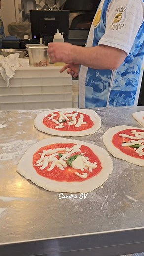 Kanto Style Fresh Pizza from Napoli, Italy. grabeeee sa sarap! Quality talaga ang pizza d2, dough plng winner na. 😋 | Sandra BV