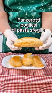 PANZEROTTI PUGLIESI DI PASTA SFOGLIA PRONTI IN POCHI MINUTI "Benvenuti nella mia cucina! Oggi vi mostrerò come preparare dei deliziosi panzerotti pugliesi con pasta sfoglia, ripieni di un gustoso ripieno di passata di pomodoro e scamorza filante. Questa ricetta è perfetta per chi cerca un'alternativa facile e veloce ai classici panzerotti fritti, senza rinunciare al sapore autentico della tradizione pugliese. La cottura al forno rende i panzerotti leggeri e irresistibili. Questi panzerotti sono 