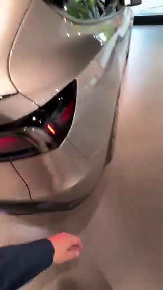 一年落ちのモデルYの下取り価格が280万円かー、、、580万からざっと300万マイナス、これは一見ショッキングですね。ただ、すごく安いように見えますが、東京なら補助金が182万（127万+55万）出るので、実質定価390万の車だと思った方が良い。そう考えれば、280万は実質定価の72%なので、そんな驚くレベルではないか。ただ、4年以内に売る場合は補助金返還義務があるので、その場合は困りますね。海外などでは20万キロ乗っても故障ひとつない！という投稿も目立つから、テスラ最大の弱点は、長期間にわたって新モデルに目移りしないよう自らを律して暮らさなければならない精神的苦痛かもしれません😣笑みなさんもModel YL見に行かれましたか？