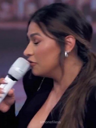 Simone cantando