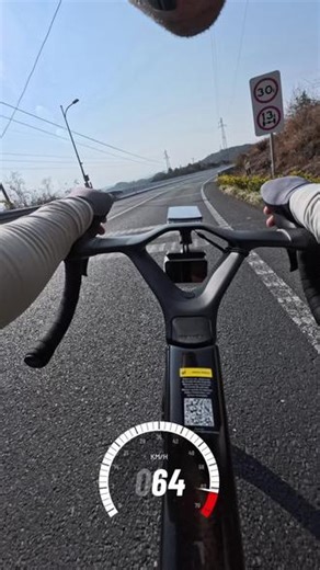 享受贴地飞行吧#公路车 #放坡 #我的骑行日常 #萌妹 #女骑