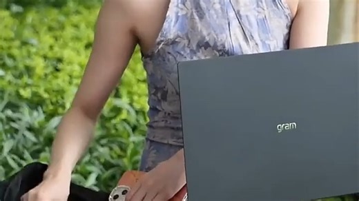 LG新款笔记本电脑登场，性能升级更高效，轻薄便携助力移动办公，续航强劲应对全天需求，商务出行轻松应对多任务处理。