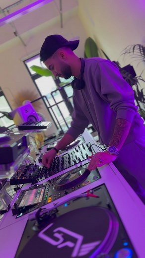 10 comments | Elite DJ Course student @marius.sebastian98 in the mix in Studio One. This awesome DJ setup includes the flagship Pioneer DJ V10 mixer, the legendary CDJ3000s, the killer RMX1000 FX unit, the Roland TR8 drum machine and the DJs1000 sampler. It’s a dream set up! ❤️‍️ #elitedj #elitedjcourse #djcourse #djsetup #djequipment #djing #dj #djbooth #djtech #djmixer #djgear #dj | London Sound Academy | Facebook