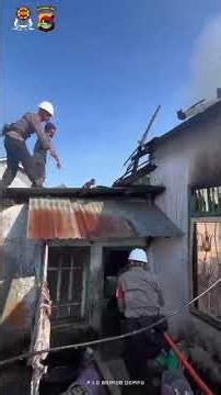 Brimob NTB Sigap dan Bersinergi Gerak Cepat Bantu Padamkan Kebakaran Rumah Warga