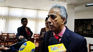 Économie bleue : « Notre thon est notre or blanc », dit le ministre Boolell Le ministre de l’Agro-industrie, Arvin Boolell, plaide pour une meilleure protection du lagon mauricien. « Nous devons respecter notre territoire maritime. Maurice est reconnu comme un État océanique. Il est temps d’investir dans des projets bancables », a-t-il indiqué. Il s’est exprimé lors d’une conférence de presse sur la politique de relance de l’économie bleue ce jeudi 17 juillet. Le ministère, dit-il, s’engage plei