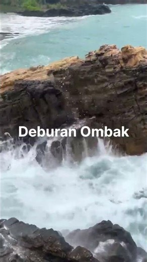 The crashing waves echoed one after another, breaking the silence along the shore.