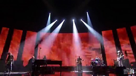 Lorde performs David Bowie's Life on Mars at Brit awards 2016