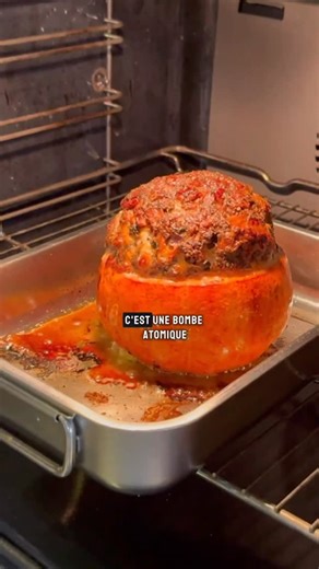 Mon potimarron farci à la viande, mozzarella et champignons ! 😋 Une recette idéale et gourmande pour l’hiver ! Ingrédients : 1 potimarron 200g viande hachée de bœuf 30g de chapelure 100g de mozzarella 200g de champignons de Paris 1 oignon 2 gousses d’ail 1 branche de thym 50g de noix 1 lichette de Porto 20g de crème liquide #chef #recette #food #cuisine #cheflife #tutorial #astuce #potimarron #hiver #automne | Norbert Tarayre