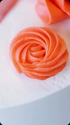 Wilton Cake Decorating on Instagram: "Rosettes are a classic for a reason 🌹🧁 Here’s how to create yours using your favorite star tip⭐⬇️ 🧁Use a decorating bag filled with medium consistency icing and fitted with a star tip: we like #18 for small flowers, 1M for medium ones, or #1G or 1B for large rosettes 🧁Hold the bag straight up, with the tip just slightly above the surface, squeeze to form a star, then without releasing pressure, raise the tip a little bit and move it slightly to the side 