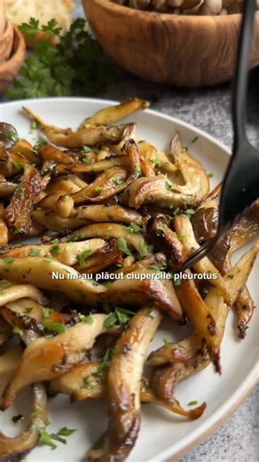 🍄Nu mi-au plăcut ciupercile pleurotus până nu am descoperit această rețetă grecească, atât de simplă, dar super gustoasă! 🍄Ingrediente: ✅200g ciuperci pleurotus ✅2-3 linguri ulei de măsline extravirgin ✅1-2 căței de usturoi tăiați bucăți mari. ✅Sare, piper după gust ✅Oregano după gust ✅Pătrunjel după gust 2-3 lingurițe cremă de oțet balsamic (sau după gust) 1️⃣Am rupt ciupercile fâșii, apoi le-am stropit cu ulei de măsline. Am adăugat sare, piper, cimbru, oregano și frunze de pătrunjel tocate 