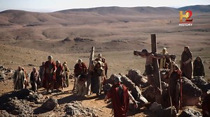 55K views · 1.1K reactions | Los romanos aseguran un testigo. Simón de Cirene, originario del norte de África, es requerido para asistir a Jesús en el traslado de la cruz hasta la colina. ¿Quién era Simón?  Todo esto y más en tu pantalla de History #YoConocíAJesús | HISTORY | Facebook