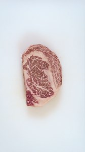 139K views · 12K reactions | "Mi abuelo decía que una buena carne solo lleva sal.." quizá porque en aquel entonces no se respetaba la cadena de frío y habia que echarle limón o vinagre para disfrazar el sabor fuerte y suavizar la carne. Qué bonitas las tradiciones pero más bonita es la modernidad.  #wagyu #carneasada #ribeye | Munchies Lab | Facebook