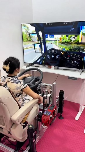 🚛💻 Conduire un camion… sans quitter son siège ? C’est possible ! Bienvenue dans l’univers des simulateurs de conduite et des jeux vidéo de camion, là où passion et réalisme se rencontrent 🎮✨ Des titres comme Euro Truck Simulator 2, American Truck Simulator ou encore Truck & Logistics Simulator offrent une immersion totale : 🌍 Des milliers de kilomètres de routes 🚦 Des livraisons à gérer 🛠️ Une gestion complète du camion et de l’entreprise 📦 Et même des mods pour personnaliser ton véhicule