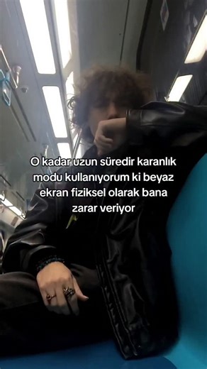 Başar Kabar on Instagram: "Esenliklerr, takipte kalın dostlarım. Karanlık modu gerçekten doğduğum günden beridir kullanıyorum herhalde. Gözlerim zaten ışığa duyarlı, bozuk. Beyaz ekran uzun süre bakınca canımı gerçekten çok yakıyor artık. Mesela yazın Güneş çok parladığında dışarıda güneş gözlüksüz gezmek benim için imkansıza yakın ki güneş kremleri de sürmek zorundayım. Tenim gerçekten çok beyaz ve bunun çilesini çekiyorum fazlasıyla ama mutluyum tenimin bu denli beyaz olmasından. mavi ışık fil