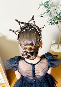 ✨ A simple braid… a magical moment.Watch as a delicate crown forms, wrapping your little one in pure princess vibes 👑It’s more than a hairstyle — it’s the giggles, the twirl in the mirror, the memory you’ll both treasure forever ✨ #kidshairstyles #cutehairstyles #hairhacks #CreativeHair #hairinspo | Nicole's Hairstyle