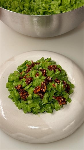 Sophia Sofire Eats! on Instagram: "💚 Sellerie Gurken Green Goddess Salat 💚 Salat ganz ohne Diet Culture. Weil Diäten im Januar absoluter Quatsch sind, es aber trotzdem immer eine gute Idee ist, ab und zu einen Salat zu essen. Dieser hier ist frisch, crunchy, richtig gut und ganz nebenbei vegan. Veganuary fetzt schon irgendwie. Zutaten für 4 Portionen: 1 Bund Stangensellerie 1 große Salatgurke Crispy Chili Öl Green Goddess Dressing: 30 g frisches Basilikum 30 g frischer Spinat 2 Knoblauchzehen