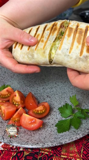 111K views · 2.3K reactions | Mic dejun gata in 30 de minute ai energie toata ziua omleta cu ciuperci. Reteta 2 oua salam uscat pesto de ardei ciuperci ceapa verde salata verde, castravete cascaval lipie sare piper oregano patrunjel | Ella Cooking | Facebook