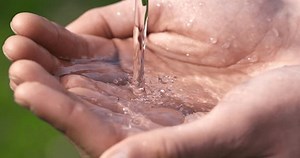 clip-3443624517-super-slow-motion-macro-crystal-clear-pure