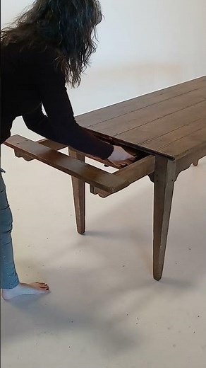 Extension table with self storing leaves
