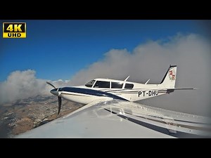 Câmera A Bordo da Aeronave Piper Twin Comanche Voando nas Nuvens