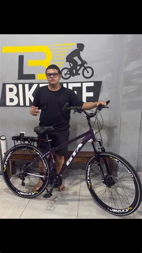 Parabéns pela conquista @kaua_dtn As bicicletas "estilo RJ" são bicicletas de passeio ou urbanas customizadas, que se destacam pelo seu conforto e visual, frequentemente apresentando componentes específicos como guidão alto, alongador de espiga, garupa, Vmaxx, freios a disco hidráulico, selim mais confortável e uma estética personalizada! #estilorj #bicicleta #shimano #vmaxx #244 | Bike life praia de Mauá