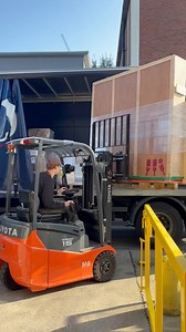 藍騎士倫敦｜悍圖社傳奇 英倫里程碑首展—Ep.1 抵達 首批60件作品順利抵達 Bluerider ART 倫敦。台灣當代藝術傳奇悍圖社，凝聚13位精英27年創作能量，首次登陸歐洲藝術核心倫敦。這批跨越重洋的作品，不僅標誌歷史性里程碑，更將以獨特本土精神，首登倫敦藝壇。（感謝文化部贊助） Bluerider London｜The Legendary Hantoo Group — UK Debut · Ep.1 Arrival The 60 works have safely arrived at Bluerider ART London. Representing 13 leading artists and 27 years of creative energy, Taiwan’s legendary Hantoo Art Group makes its historic debut in the heart of Europe’s art capital, London. Crossing the seas, these works not only mark a mileston