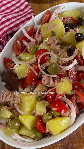 Ingredienti: 600 patate150 g tonno sott’olio (sgocciolato)30 g capperi sotto sale (dissalati)1 cipolla rossa (piccola)400 g pomodoriniq.b. saleq.b. olio extravergine d’olivaq.b. basilicoq.b. olive nereq.b. olive verdiq.b. aceto #ilcaldosaporedelsud #cucinare #ricette | Il caldo sapore del sud di Fernanda Nicotra