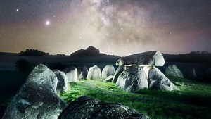 How to Create a Dramatic Effect in Your Landscape Photography by Using Light Painting