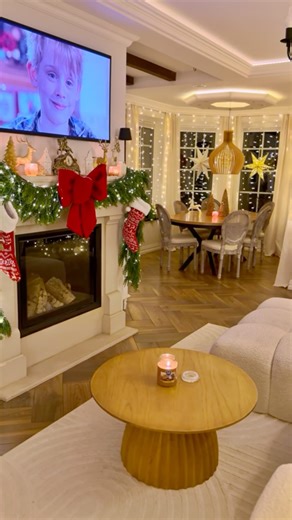 Daria Pelcer | Dom na Kaszubach on Instagram: "Jak umilić sobie zimowe popołudnie? ✨ Bardzo ważne są te małe momenty 🤍 Gdy zapalasz świeczkę, dom od razu robi się spokojniejszy, cieplejszy… po prostu przytulny. A świąteczne zapachy naprawdę robią klimat – jabłko z cynamonem, piernikowe nuty, taka aura, że chce się zostać w domu trochę dłużej ✨ U nas to jeden z tych „trików”, które działają zawsze. Super pomysł na prezent! Jeśli szukacie świec, które pięknie pachną i budują nastrój, to bardzo po