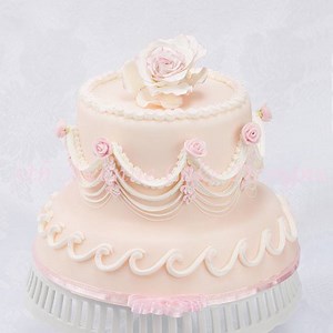 Express your gratitude this Mother's Day with a stunning Lambeth Method String Work Cake! I'll take you step by step with my video tutorial: https://youtu.be/XFmUwkWVp2s | Bobbie's Baking Blog