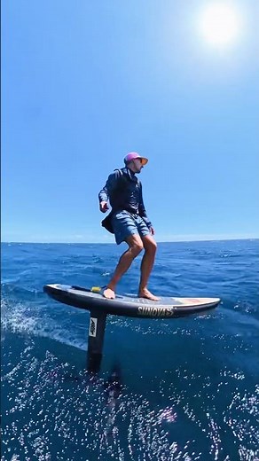 Flying fish and parachute surfing 🌊🪂 #downwindfoiling #surf #foilboarding #foiling #parawing
