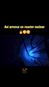 El resplandor azul de un reactor nuclear Un reactor nuclear es una instalación donde se controlan reacciones de fisión nuclear: el núcleo de los átomos de uranio o plutonio se divide, liberando enormes cantidades de energía en forma de calor. Ese calor se usa para generar vapor y mover turbinas que producen electricidad ⚡. El brillo azul que aparece en la imagen es la famosa radiación Cherenkov, un fenómeno óptico que ocurre cuando partículas cargadas (electrones) viajan a través del agua más rá