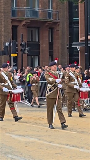 The Streets Come Alive — Marching Bands Fill London with Energy! 🔥🎺🇬🇧 #LordMayorsShow #MarchingBands #LondonEvents #RoyalPageantry #BritishTradition #StreetParade #LondonLife #fblifestyle | The King's Horse Guards London