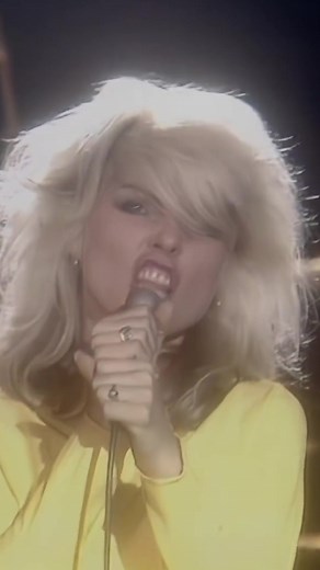 Picture this, it’s 1978 and you’re listening to this Blondie song for the first time… 📻 #Blondie #DebbieHarry #DebbieHarryBlondie #throwback ##70smusic #70ssong